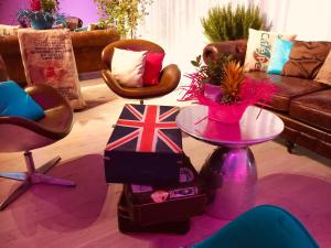 Aviator Swan Chair 1